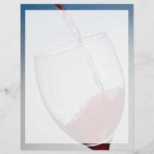 Röd vin som hälls upp i vin glas