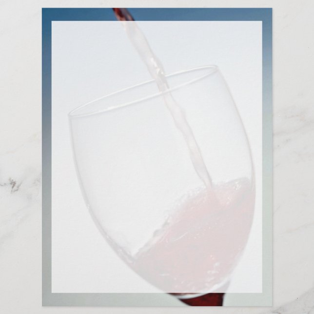 Röd vin som hälls upp i vin glas (Framsida)