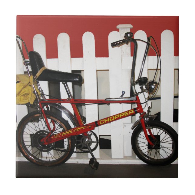 Röd vintage-cykelretro 1970-talschopper kakelplatta (Framsidan)