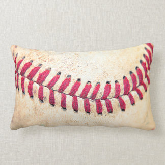 Röd vintagebaseball syr tätt upp fotoet lumbarkudde