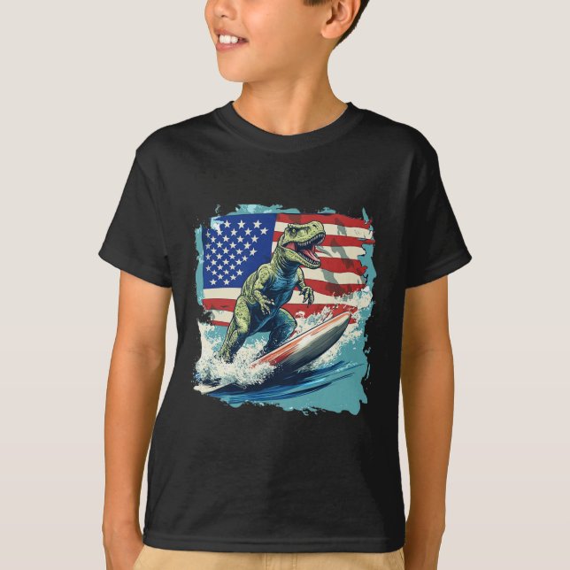 Röd Vit Blå Dinosaurie Surfing För Patriotiska Jur T Shirt (Framsida)