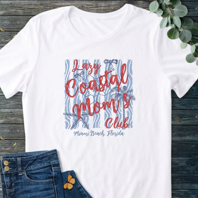 Röd Vit & Blå Lat Klubb för Kustmamma Strandliv T Shirt (Skapare uppladdad)