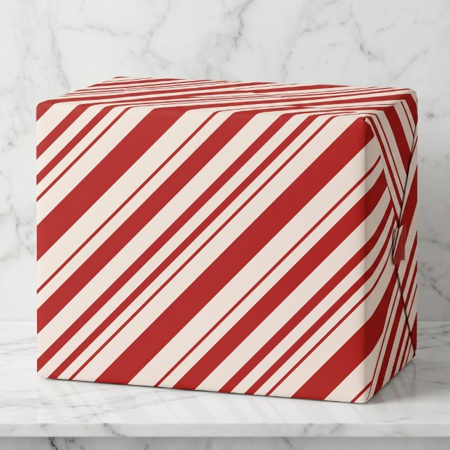Röd Vit Diagonal Pepparkaksrand Stripig Presentpapper (Classic stripes for everyone.)