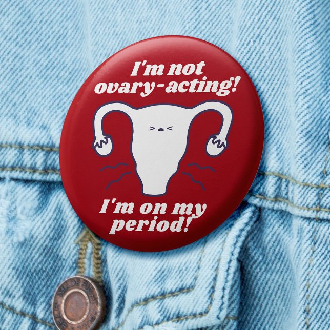 Röd vit funnig period Slogan med icke äggstocksvik Knapp (Red badge with cartoon uterus and slogan 'I'm not ovary-acting, I'm on my period!')