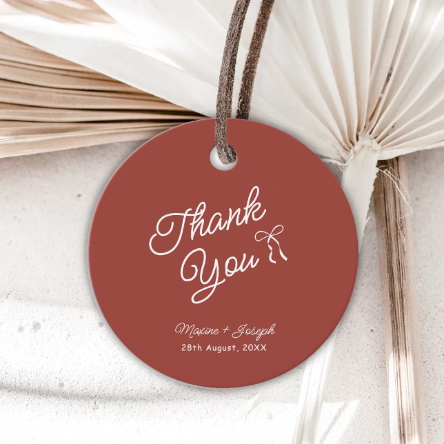 Röd & Vit Handritad Båge Bröllop Gåvor Etiketter (Red and white bow wedding favor tags add charming style to heartfelt thank-you gifts.)