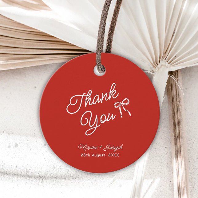 Röd & Vit Handritad Båge Bröllop Gåvor Etiketter (Red and white bow wedding favor tags add sweet charm to guest gifts and favors.)