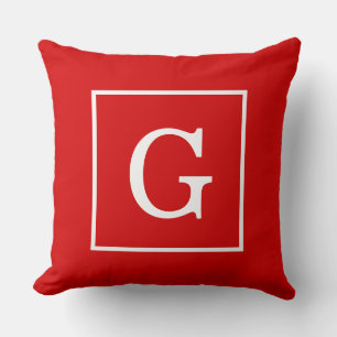 Röd vit infattad initialmonogram kudde
