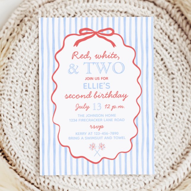 Röd vit och 2 4:e juli 2:a födelsedagen inbjudningar (Invitation with baby blue striped background and wavy red bow frame. Says red white and two.)