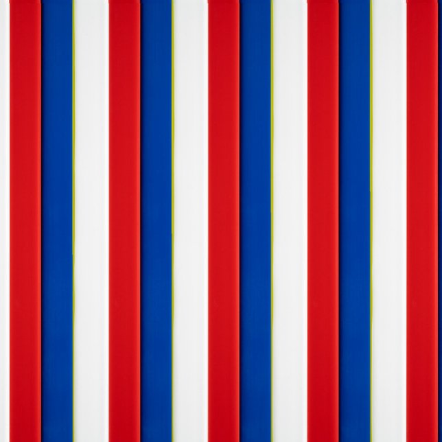 Röd vit och blå leggings (A background of vertical stripes in red, white, and blue, with thin yellow lines between each stripe)
