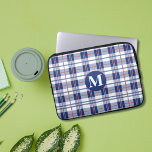 Röd, vit och blå Monogram-stift Laptop Fodral<br><div class="desc">Skydda din bärbara dator med det här trendiget,  använd laptop sleeve i rött,  vitt och blått. Detta är en roligt,  laptop sleeve för någon som är patriotisk,  kärlek för färg,  rött,  vitt och blått eller pläterat mönster. Monogrammet brev är anpassade och skulle ge en underbar personlig.</div>