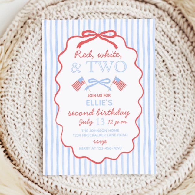 Röd Vit och Två 4:e Juli 2:a Födelsedag Inbjudningar (Baby blue stripes with wavy red bow frame. Preppy bow with flags. Red, white, and two.)