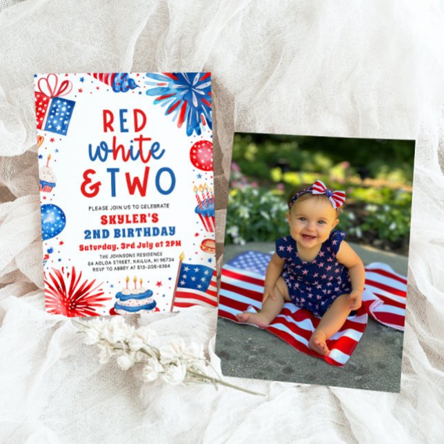 Röd, vit och två 4:e juli 2:a fotot-Födelsedagsfes Inbjudningar (Watercolor Fireworks Patriotic 4th July Red, White & Two 2nd Photo Birthday Party Invitation)