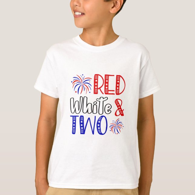 Röd vit och två andra födelsedagen 4 juli t shirt (Framsida)