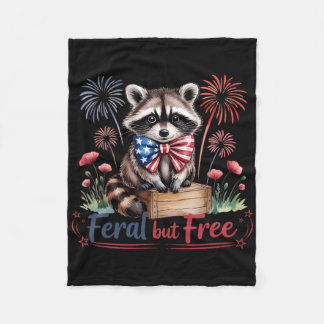 Röd Vit Och Vild Men Fri Tvättbjörn Patriotisk 4e Fleecefilt