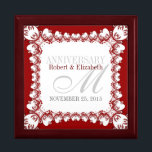 Röd Vit Square Snöre Bröllop-årsdag, Gift Box Minnesask<br><div class="desc">Unik konst och Snyggt frakttal snöre i rött och vitt - Exquisite and elegant personligt bröllp, Anniury eller förlovning present. Anpassa med namn, årsdag och monogram eller siffror - som är gjorda i en underbar presentlåda av trä till behållans trinketer, smyckeskrin för dina speciella nyckelköer. Gör en underbar gåva -...</div>