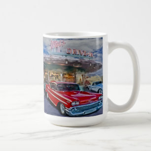 röda 58 som är chevy på drive-inbio kaffemugg