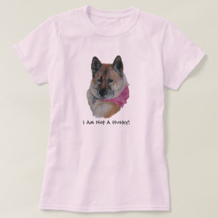 röda akita i ljus -hjärtad husky slogan för ros t shirt