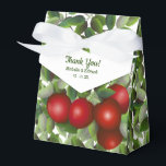 Röda Äpplen Bröllop | Tack Presentaskar<br><div class="desc">Röda äpplen hänger mitt ibland gröna blad.</div>