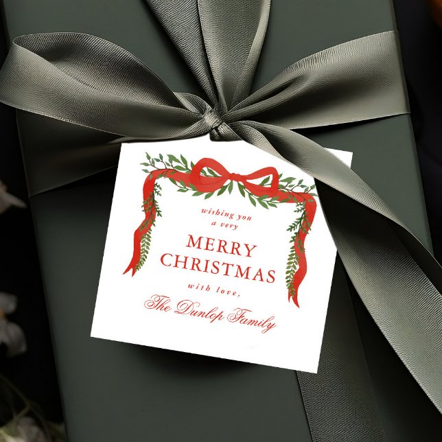 Röda band bow greenery jul presentkort gåvor etiketter (Elegant red ribbon with bow and greenery Christmas holiday gift tags.)