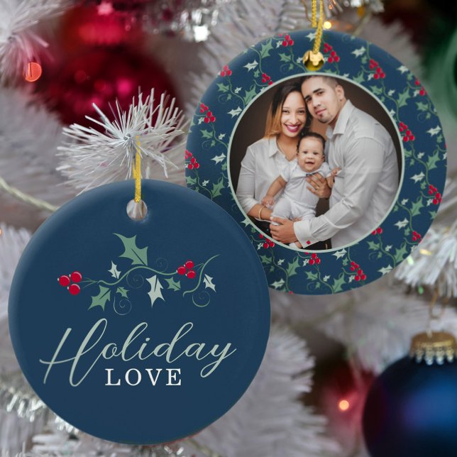 Röda bär grönt hosta på blått julfoto julgransprydnad keramik (Skapare uppladdad)