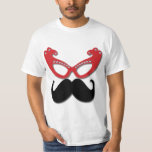 röda bling exponeringsglas med mustasch tee<br><div class="desc">Här är en rolig grafisk design som för kattöga för särdrag röda exponeringsglas förskönade med diamanter och en trevlig stor svart mustasch.  Det roliga mustaschtemat är underbart för typer för partyn allra.</div>