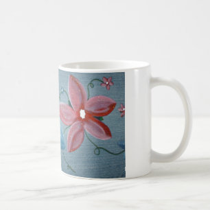 Röda blommor för stora blått kaffemugg