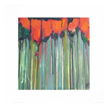 Röda blommor i högt gräs