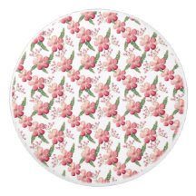 Röda blommor och bär med gröna blad