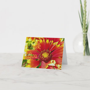 Röda blommor och gult tack kort