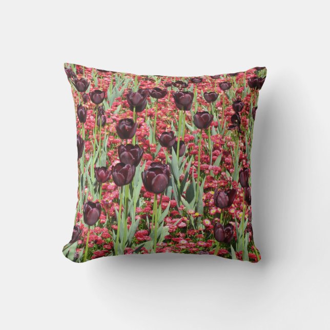 Röda blommor och mörka tulpan kudde (Framsida)