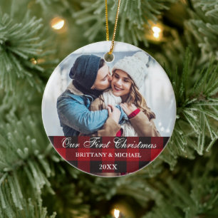 Röda Buffalo Plaid Couso vår första jul Julgransprydnad Keramik