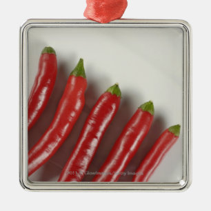 Röda chilipeppar julgransprydnad metall