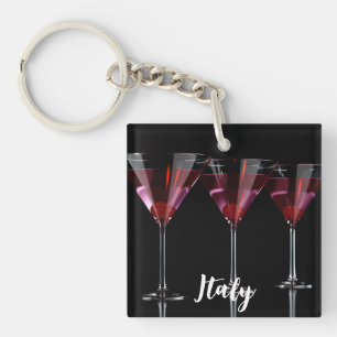 Röda cocktails i martinistiskt glas med körsbär