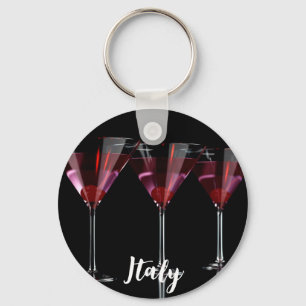 Röda cocktails i martinistiskt glas med körsbär nyckelring