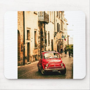 Röda Fiat 500, Cinquecento, i Umbria, italien Musmatta