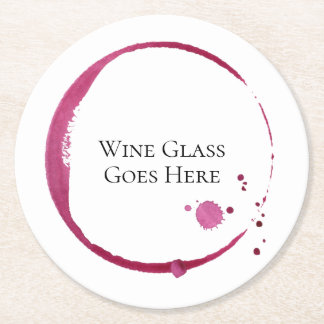 Röda fläckar och droppar runt papper underlägg upp