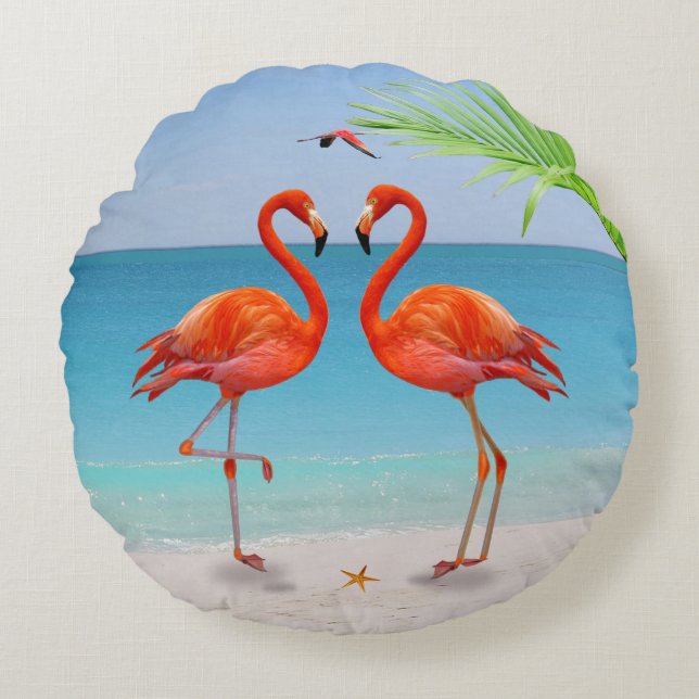 Röda flamingopar och palmlöv på stranden rund kudde (Framsidan)