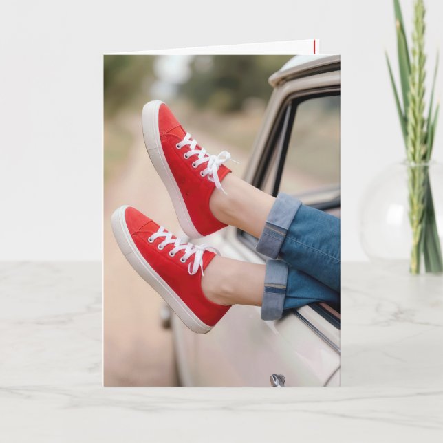 Röda födelsedagssneakers som hänger ut genom lastb kort (Framsida)