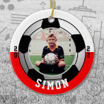 Röda fotbollslaget Färg Julgransprydnad Keramik<br><div class="desc">Fira ditt barns idrottsliga triumfer i ungdomsligan,  college eller high school-fotboll med det här fotbollsförbundet Red White Team Färg Ornament. Anpassa med ditt barns foto,  namn och året. En underbar presentidé för mormor och morfar.</div>