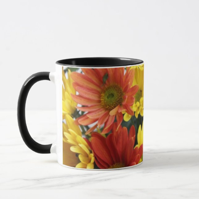 Röda, gula, orange färgglada hösttulpaner blommor. mugg (Vänster)