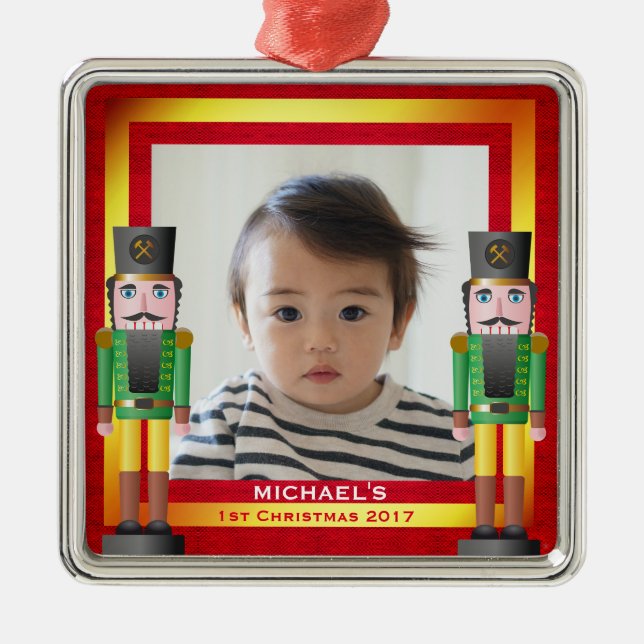 Röda & guld- ram- & nötknäpparebaby 1st jul julgransprydnad metall (Framsidan)