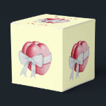 röda hjärtan bundna med vita bögar för bröllop presentaskar<br><div class="desc">Dessa två romantiska röda hjärtan har en söt vit buk som binder ihop dem och representerar två hjärtan i kärlek som ett. Den här underbara lilla lådan kommer att göra en trevlig och originell bröllopsbehållare till dina gäster i bröllop. De här två hjärtan som är inslagna i en vit båge...</div>