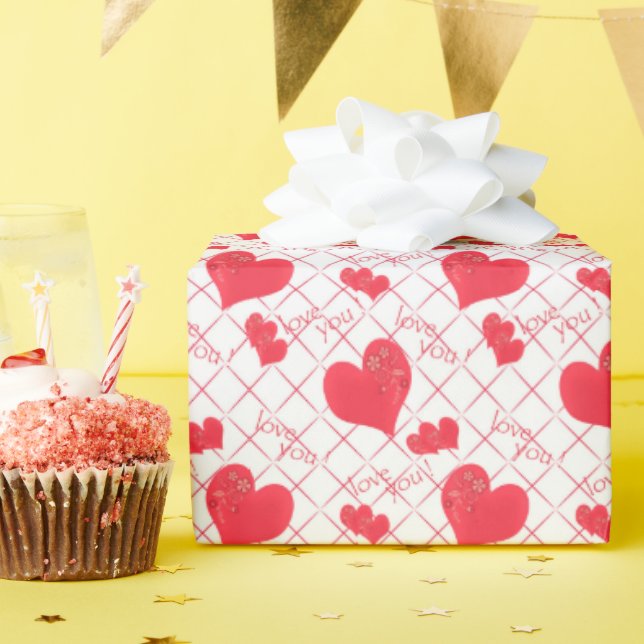 Röda hjärtan, text, "kärlek du", rött och vitt. presentpapper (Födelsedagsfest)