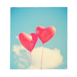 Röda hjärtebubblor mot Cloudy Himlar Anteckningsblock