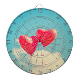 Röda hjärtebubblor mot Cloudy Himlar Darttavla