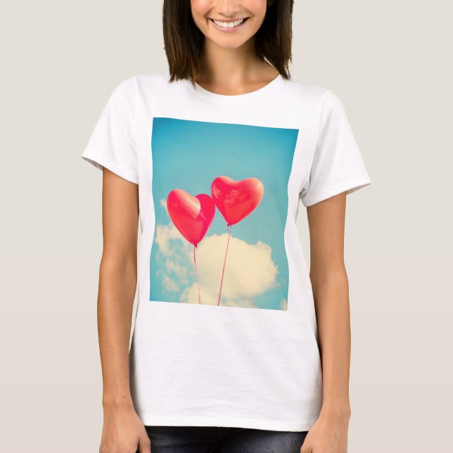 Röda hjärtebubblor mot Cloudy Himlar T Shirt (Framsida)