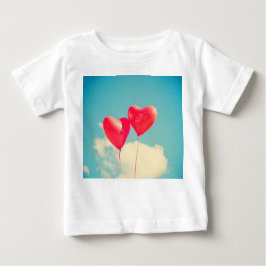 Röda hjärtebubblor mot Cloudy Himlar T Shirt