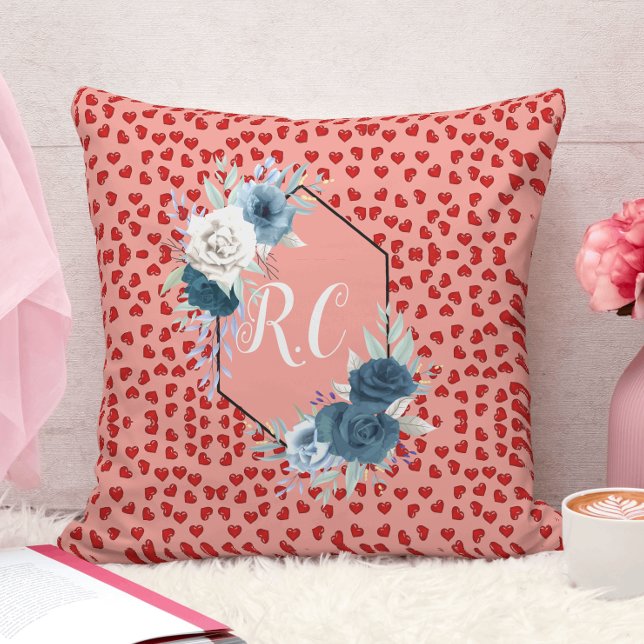 röda hjärtmönster och blå blomstermonogram kudde (Skapare uppladdad)