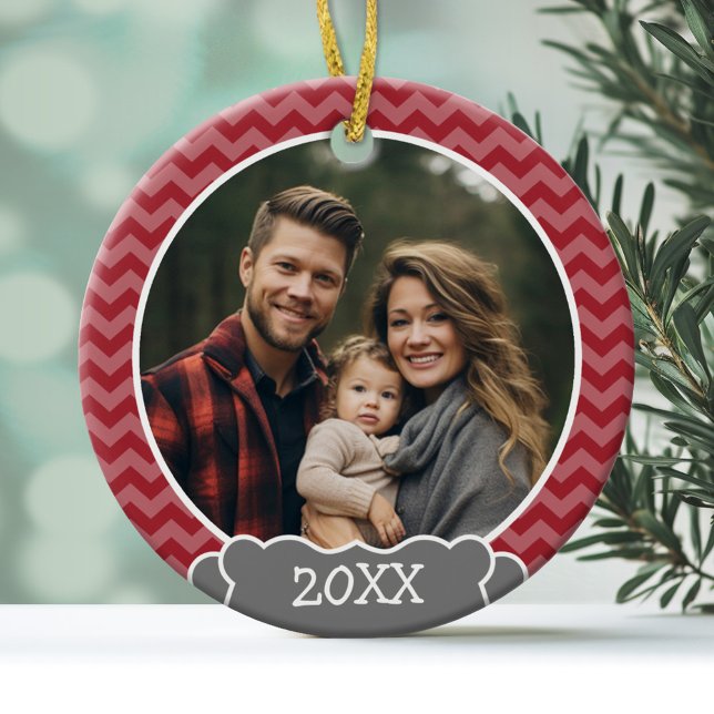 Röda jevrons-foto ram med år julgransprydnad keramik (A modern photo ornament with a red chevron border and place to add a year.)