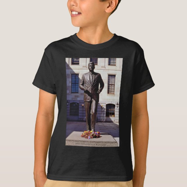 Röda John F. Kennedy statyblommor T Shirt (Framsida)